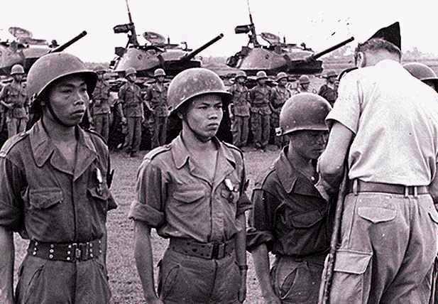 French_officer_and_State_of_Vietnam_soldiers